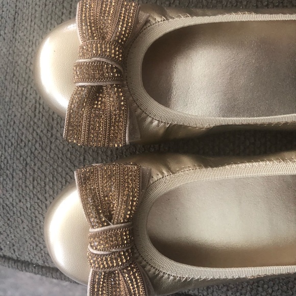 Stuart Weitzman Fannie Chain Bow Gold - Picture 5 of 5